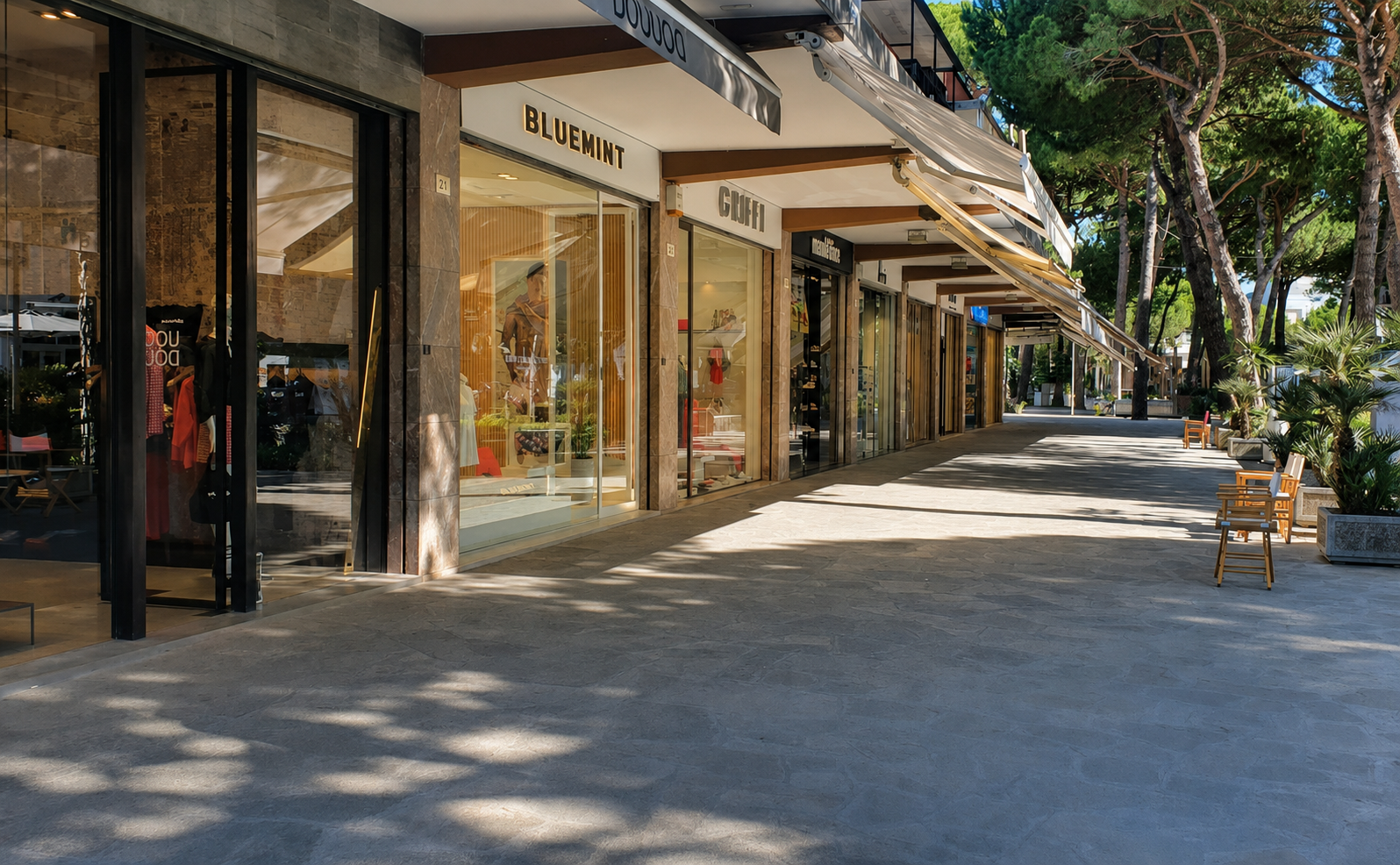 Boutique e vetrine del centro di Milano Marittima